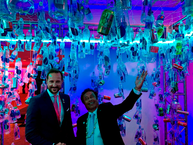 Kronprins Haakon og Palaus president Tommy Remengesau i mottakelsens inngangsparti. Der var det dekorert med plastflasker funnet i East River. Palau var vertskap for mottakelsen sammen med Norge. Foto: FN-delegasjonen. 